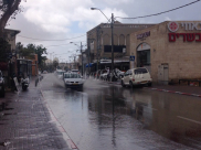  بالصور: مياه الأمطار تغمر شارع ييفت وتتسبب بأضرار 